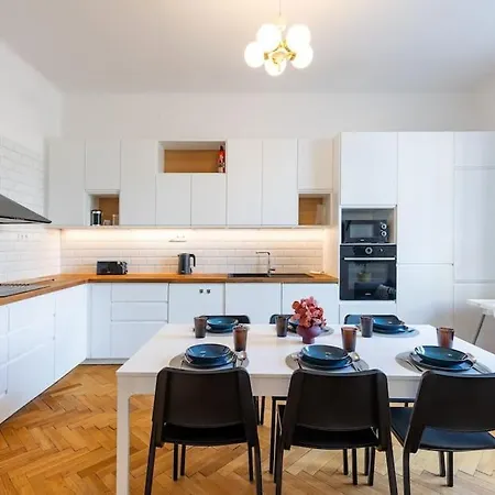 Historic Charm In Apartmán *